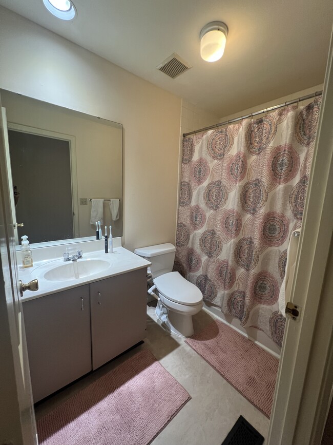 Lovely and clean bathroom. - 906 Russell Blvd