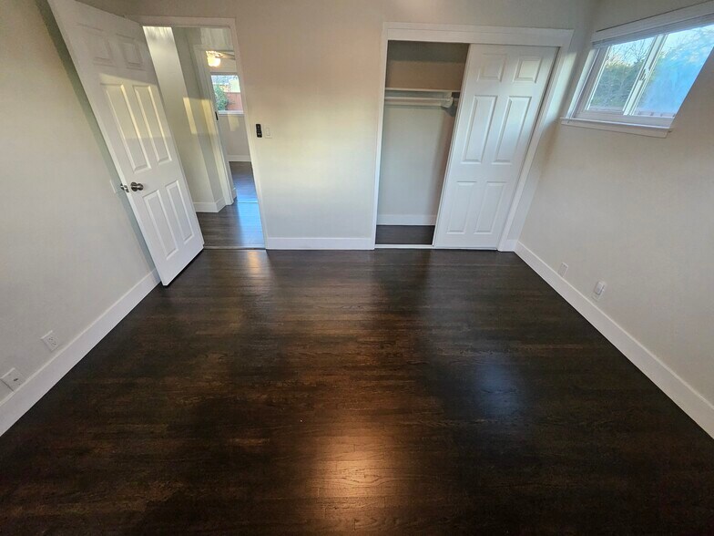 Master bedroom - 686 Coakley Dr