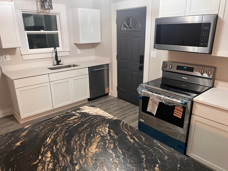 Building Photo - 1410 Center St