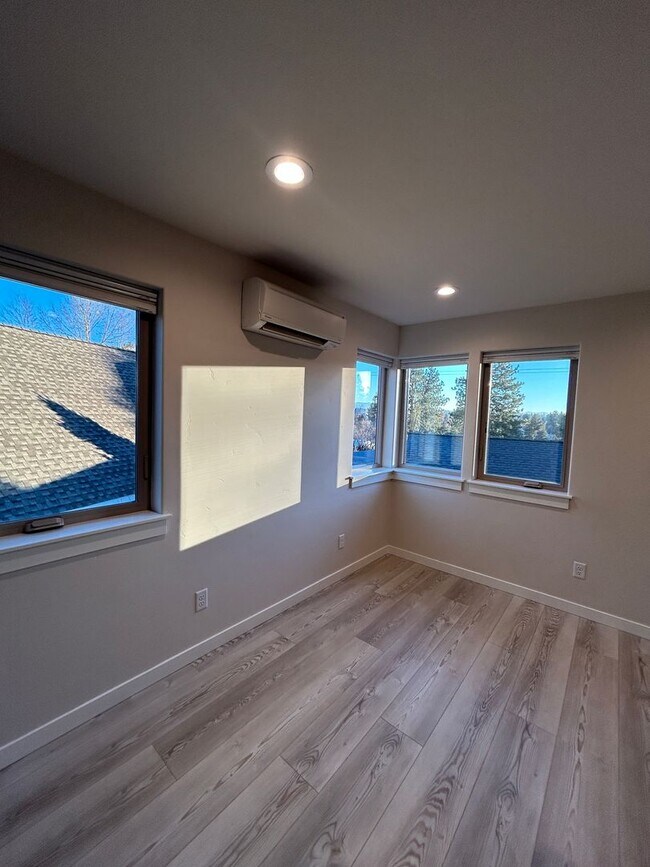 Building Photo - 1079 NW Quincy Ave