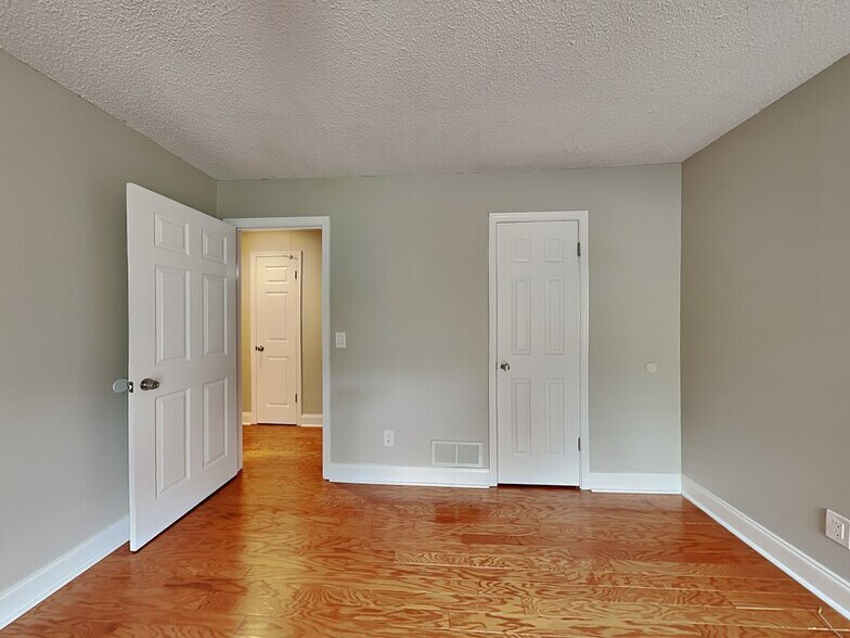 Building Photo - 2205 Oakrill Ct