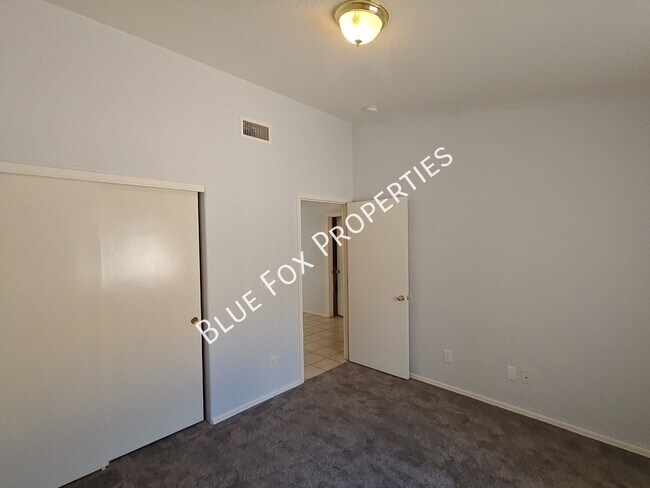 Building Photo - 7960 S Lennox Ln
