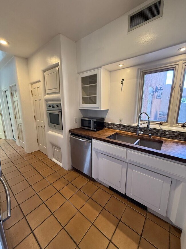 Building Photo - Townhome Near Old Town and Sawmill District