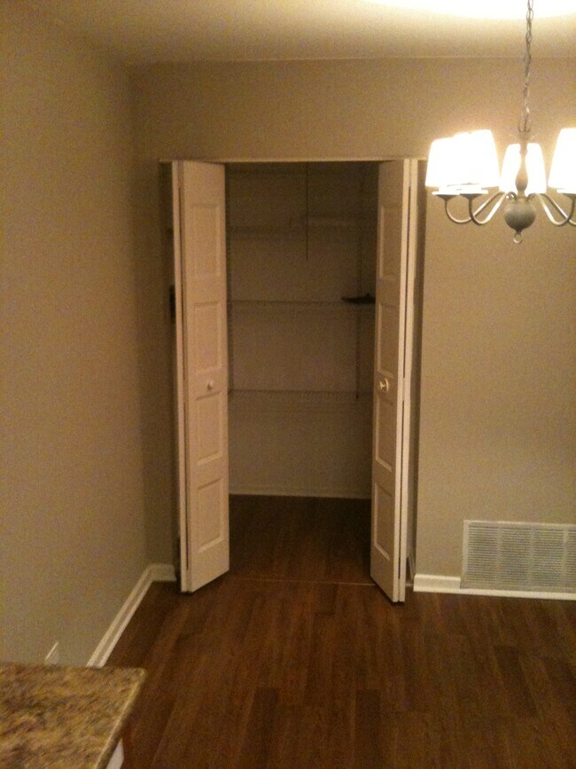 Building Photo - 725 Limerick Ln