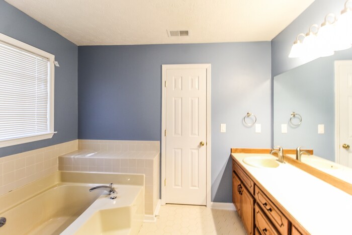 Building Photo - 2945 Camary Pl Dr SE