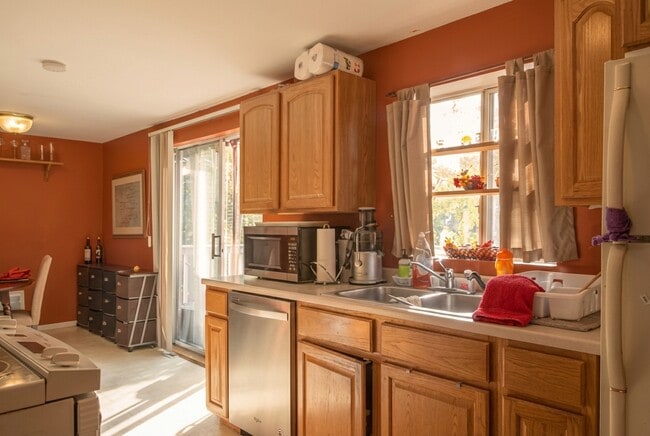 Building Photo - 700 Jamesville Ave