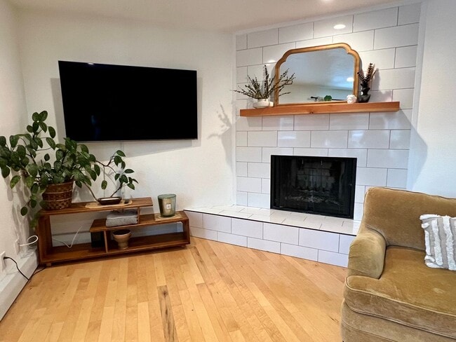 Building Photo - Available in July! Pet Friendly Fully Furn...
