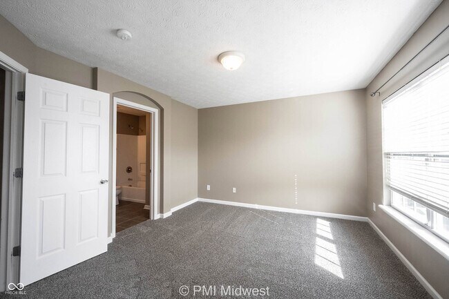 Building Photo - 1033 3rd Ave NW