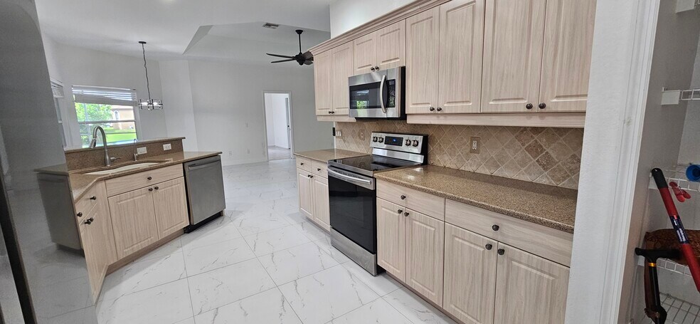 Building Photo - 2851 SW 49th Ter