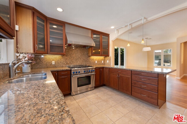 Building Photo - 4948 Petit Ave