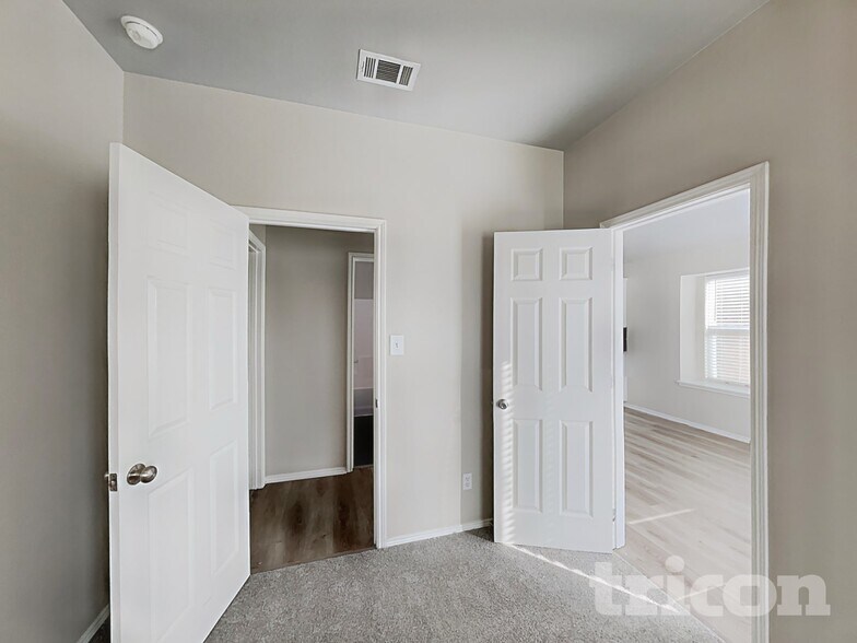 Building Photo - 5733 Parkview Hills Ln
