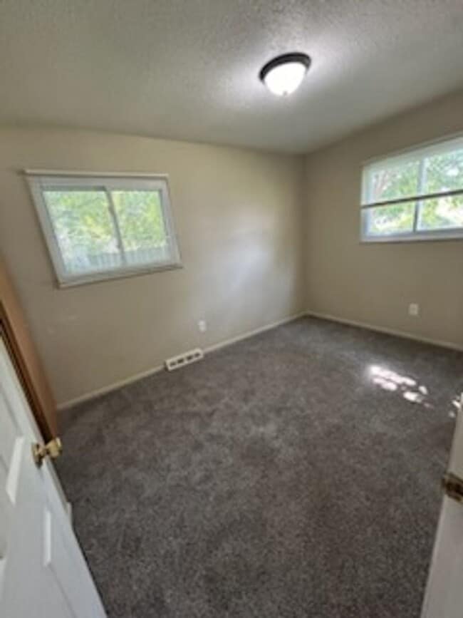 Building Photo - Three bed, one bath