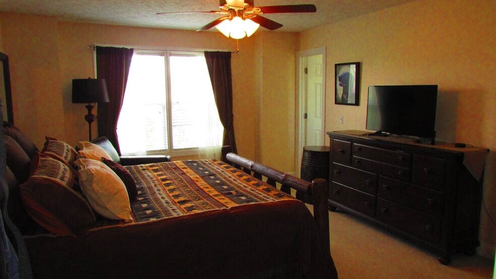 Building Photo - 720 Oaktree Blvd