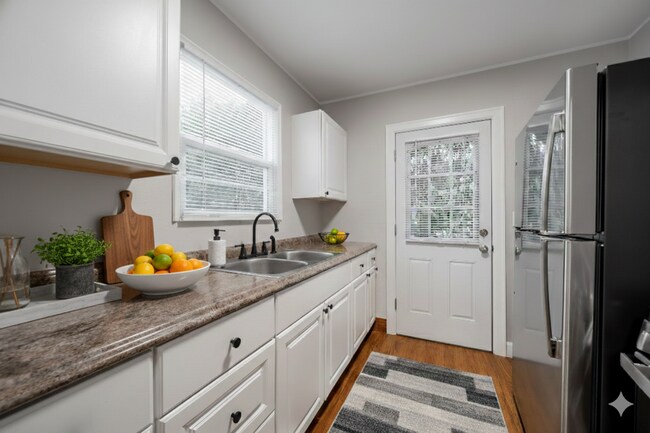 Building Photo - Delightful Updated 1-bedroom unit.