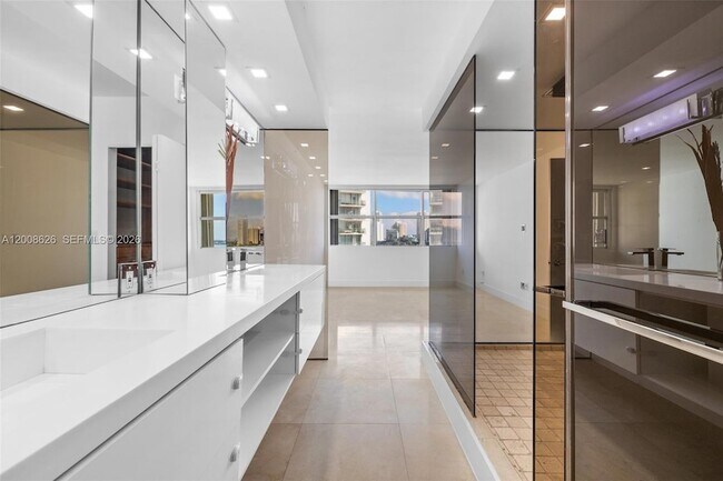 Building Photo - 1420 Brickell Bay Dr