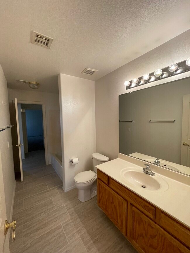 Building Photo - Beautiful 4 Bedroom 2 Bath Home in Phoenix!