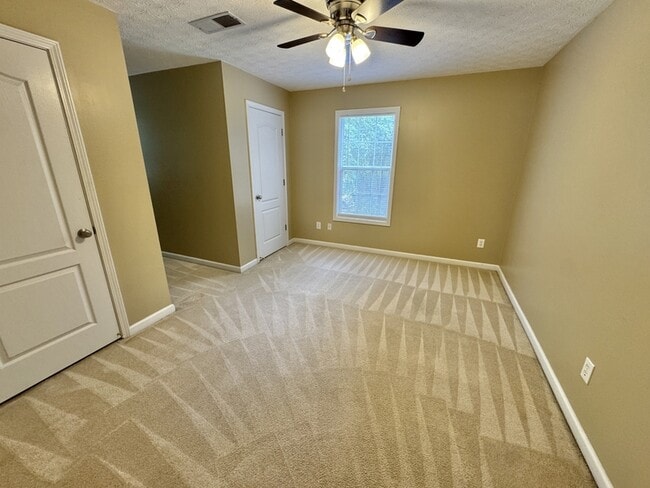 Building Photo - 362 River Point Dr
