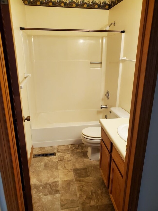 Building Photo - 2 Bedroom, 1 Bathroom Townhouse-Walking distance to MSU Campus