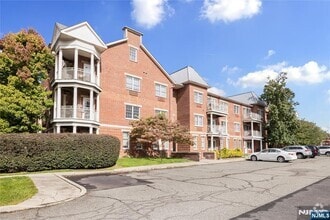 Building Photo - 1109 Tenakill Park W