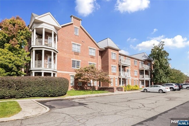 Building Photo - 1109 Tenakill Park W