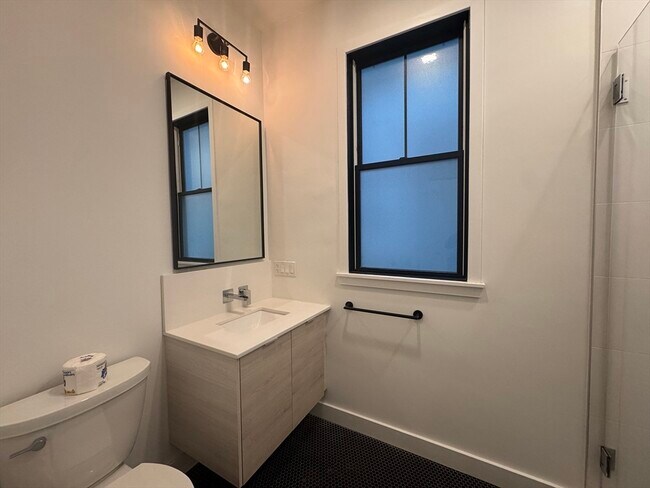 Building Photo - 360 Meridian St