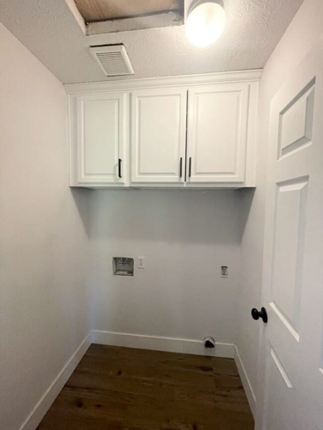 Building Photo - Darling Elk Grove Halfplex!