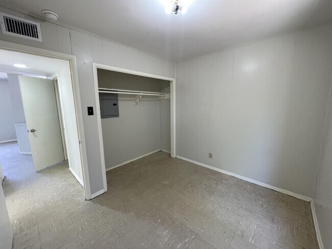 Building Photo - 705 Bustamante St