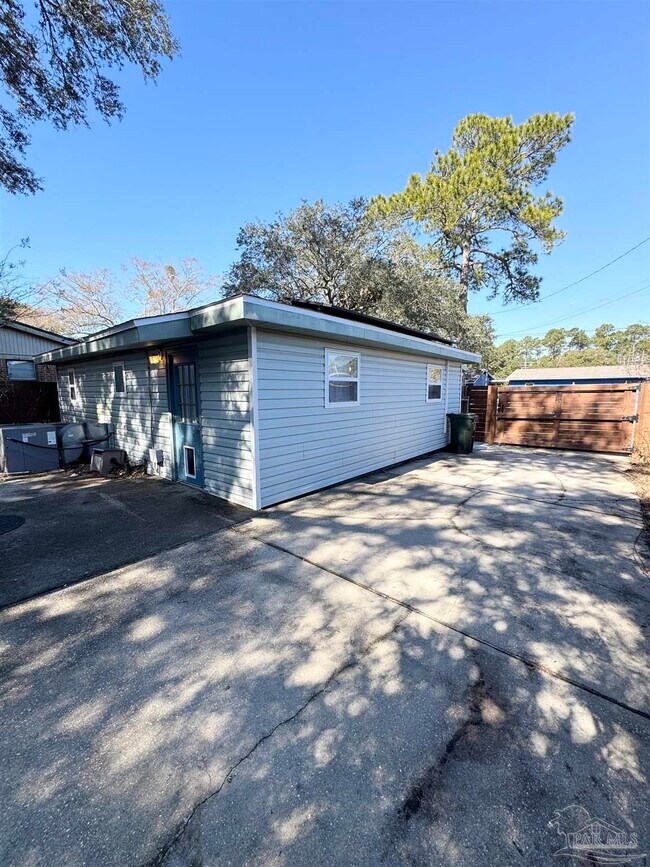 Building Photo - 1010 Hawthorn Dr