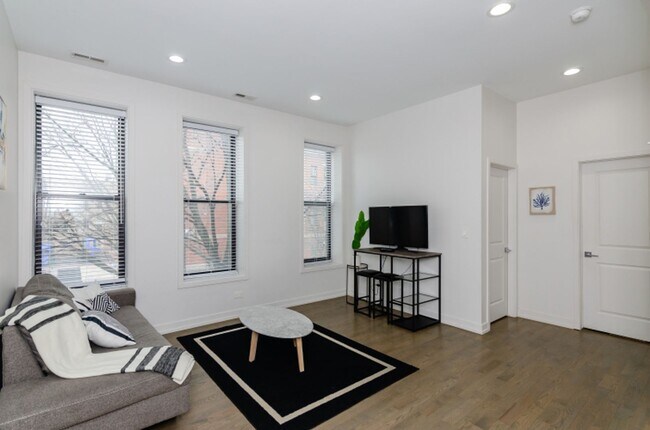 Building Photo - Recently Renovated 2 Bed 1 Bath in Great P...