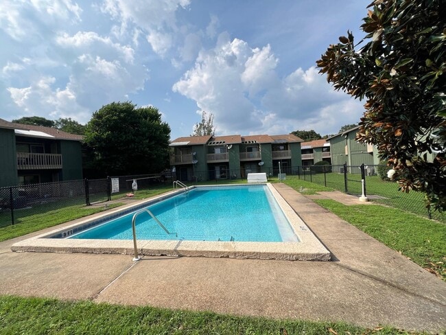 Building Photo - 115 Hughes St NE