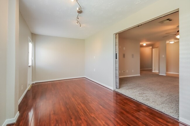 Building Photo - 9518 Peridot Green Dr