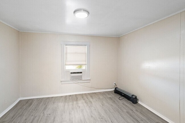 Building Photo - 935 Union St S