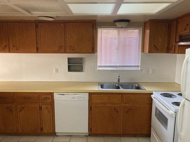 Building Photo - 1814 Crestridge Dr