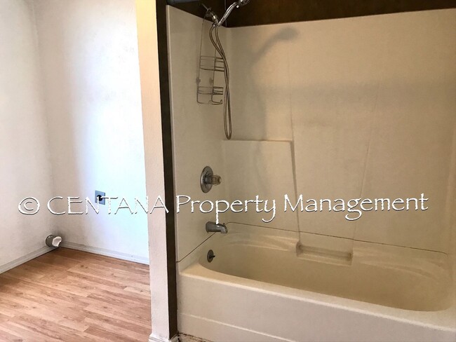 Building Photo - 2 Bedroom in Uptown!
