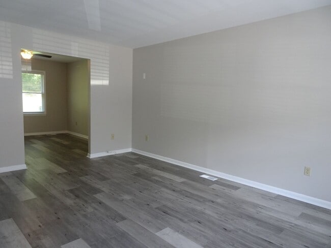 Building Photo - 3 Bedroom 2.5 bath Townhome rental in Rale...