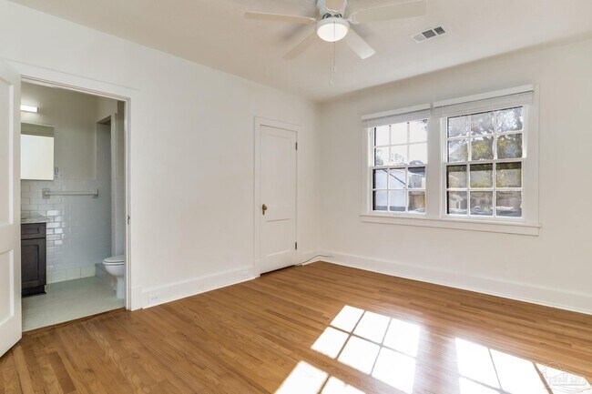 Building Photo - 1515 E Lakeview Ave