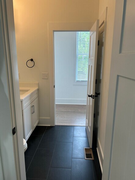 Building Photo - 924 Caruthers Ave