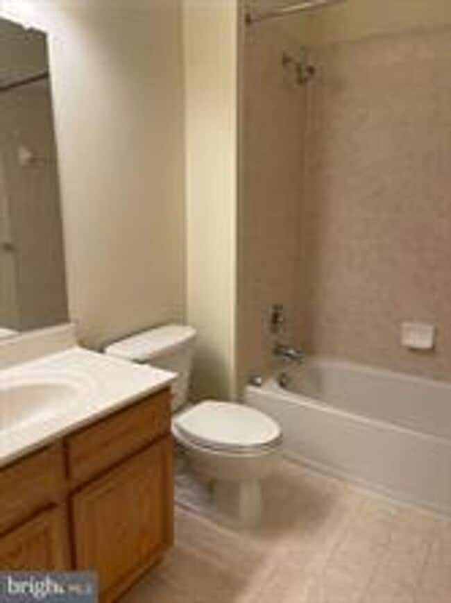 Building Photo - END UNIT TOWNHOUSE WITH 2 CAR GARAGE, 4 BEDROOMS AND 3.5 BATHS..FINISHED REC ROOM