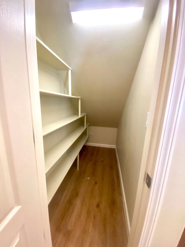 Building Photo - San Ramon Gale Ranch Townhouse 3BD/2.5BA with 4th Room for Office Loft! Community Pool Included!