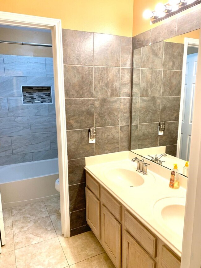 Building Photo - 16523 Terrace Hollow Ln