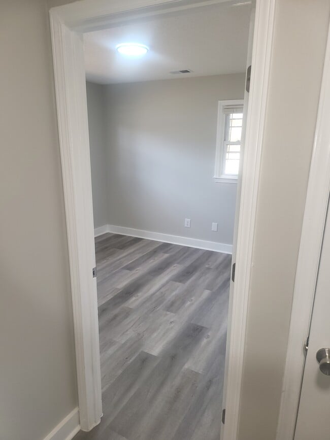 Building Photo - 530 N Main St