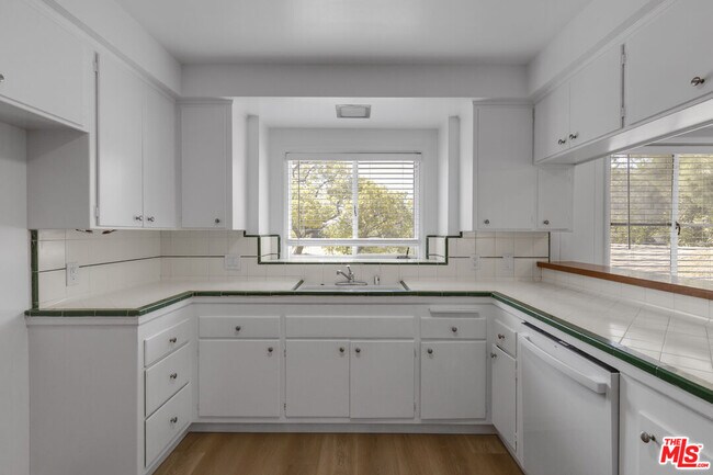 Building Photo - 2332 Hillhurst Ave