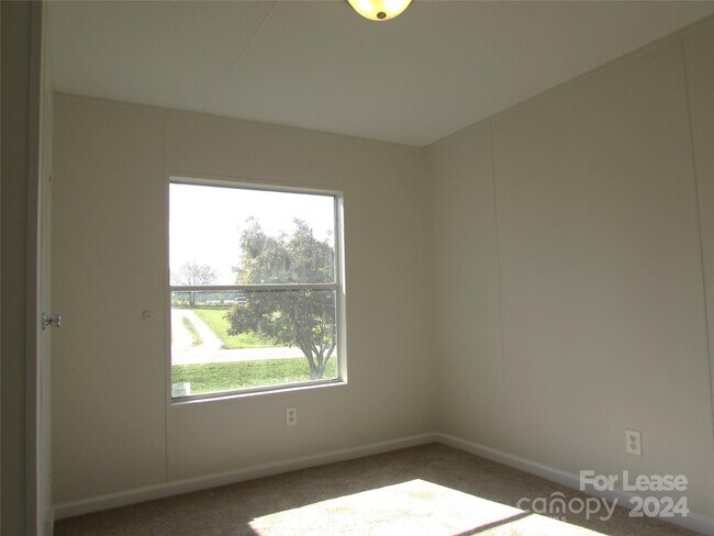 Building Photo - 248 Springway Ln