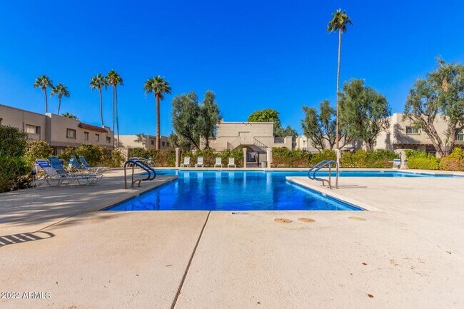 Building Photo - Great Location in Scottsdale!  2 bedroom, 1.5 bath, community pool