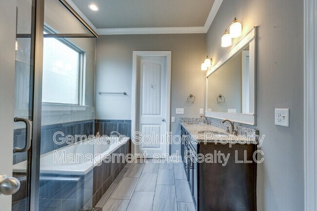 Building Photo - 2944 Hadley Close Ln