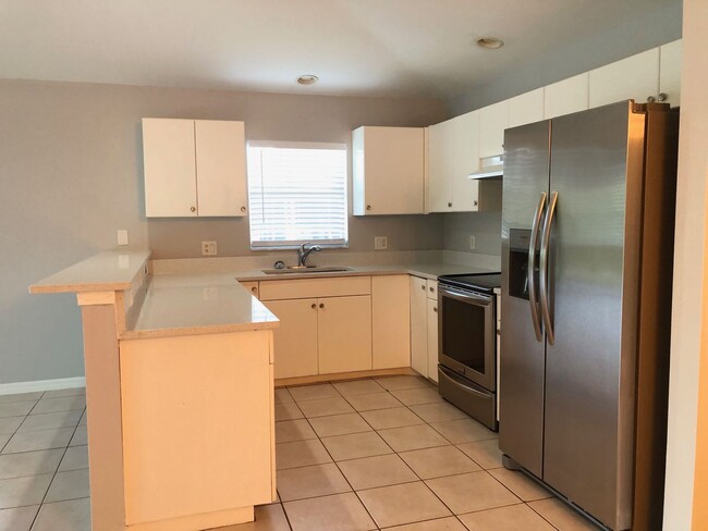 Building Photo - 2 Bedroom 2 bath duplex. 1 car garage and ...