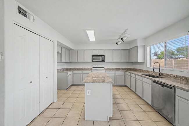 Building Photo - 1295 S Honeysuckle Ln