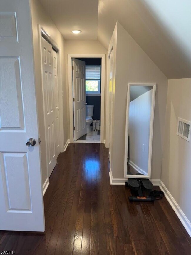 Building Photo - 342 S 20th St