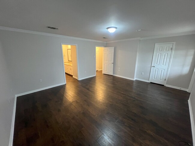 Building Photo - 4 bedroom, 3 bathroom townhouse located in...