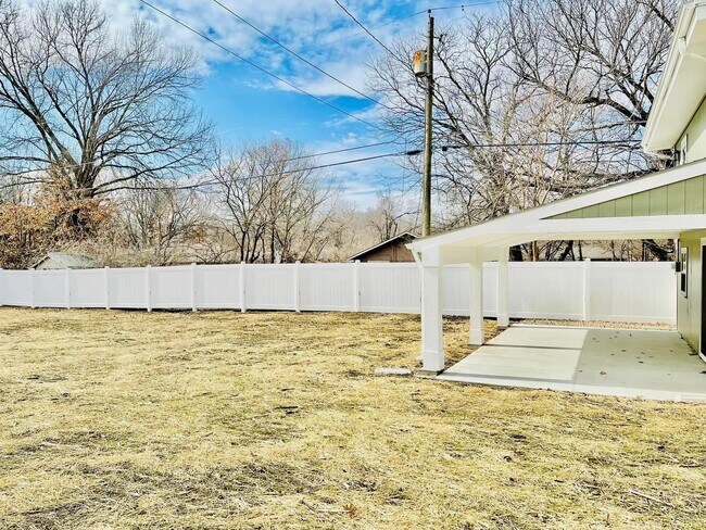 Building Photo - Gorgeous fully updated 3 bed 3 bath near KU Campus!